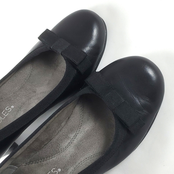 Aerosoles Playhouse Black Leather Bow Round Toe Pumps 2.5" Heels - Picture 7 of 15